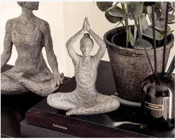 New Daells Bolighus Figur yoga dame ass H.18 cm Grå