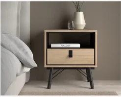 Online Daells Bolighus Sengebord Ry m. 1 skuffe og 1 hylde eg